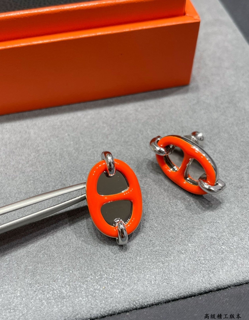 H**me5 earrings